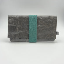 Laden Sie das Bild in den Galerie-Viewer, SanBag MidiMoney graphit / smaragdglitzer