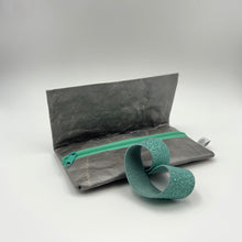 Laden Sie das Bild in den Galerie-Viewer, SanBag MidiMoney graphit / smaragdglitzer