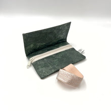 Laden Sie das Bild in den Galerie-Viewer, SanBag MiniMoney oliv / cremeglitzer