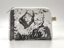 Laden Sie das Bild in den Galerie-Viewer, MIA COLLECTION - Graffito Eskimo Woman Fake Fur