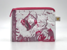 Laden Sie das Bild in den Galerie-Viewer, MIA COLLECTION - Graffito Eskimo Woman Fake Fur
