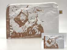 Laden Sie das Bild in den Galerie-Viewer, MIA COLLECTION - Graffito Eskimo Woman Fake Fur