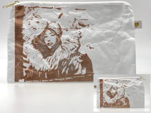 Laden Sie das Bild in den Galerie-Viewer, MIA COLLECTION - Graffito Eskimo Woman Fake Fur