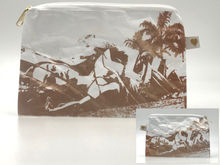 Laden Sie das Bild in den Galerie-Viewer, MIA COLLECTION - Graffito Gator Woman