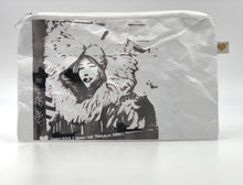 Laden Sie das Bild in den Galerie-Viewer, MIA COLLECTION - Graffito Eskimo Woman Fake Fur