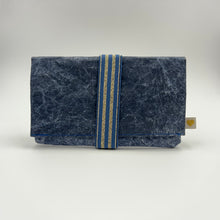 Laden Sie das Bild in den Galerie-Viewer, SanBag MidiMoney blaugrau/ blaugoldglitzergestreift
