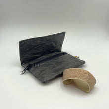 Laden Sie das Bild in den Galerie-Viewer, SanBag MiniMoney schwarz / goldglitzer
