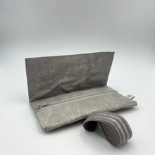 Laden Sie das Bild in den Galerie-Viewer, SanBag MiniMoney mausgrau / grausilberglitzergestreift
