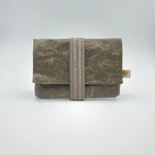 Laden Sie das Bild in den Galerie-Viewer, SanBag MiniMoney sepia / braungoldglitzergestreift

